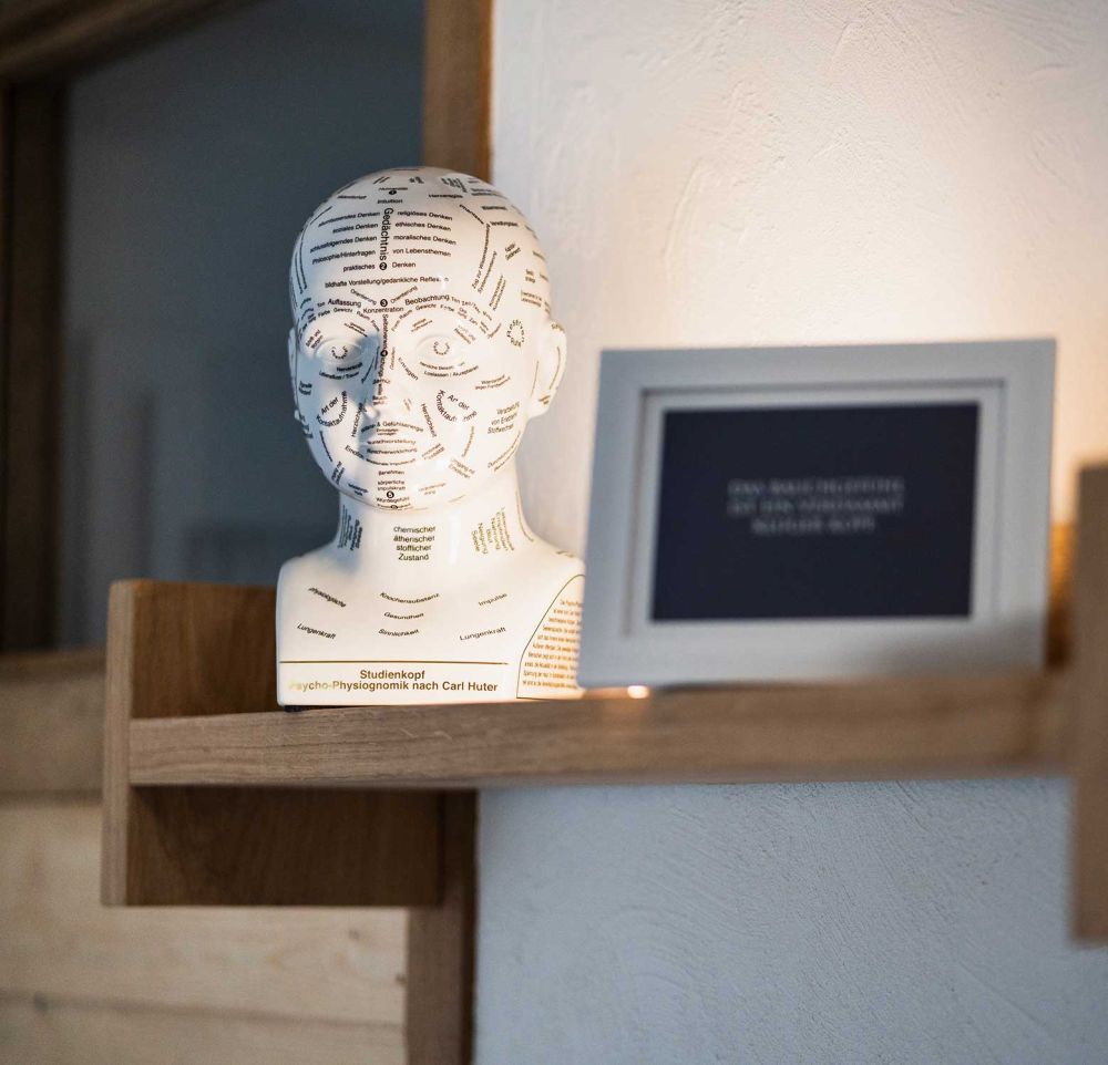 Locke auf einem Regal