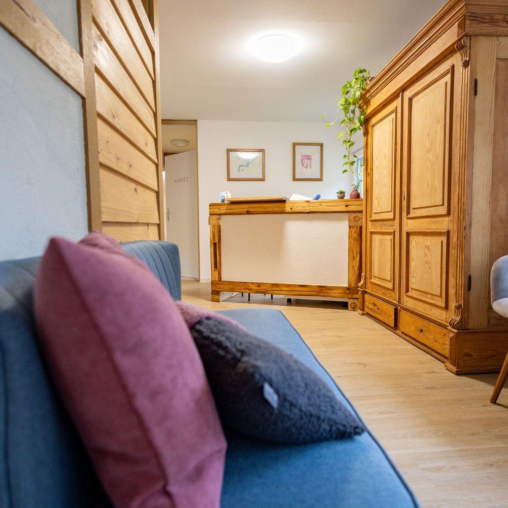 Unser Eingangsbereich mit der gemütllichen Wartecouch und Sessel